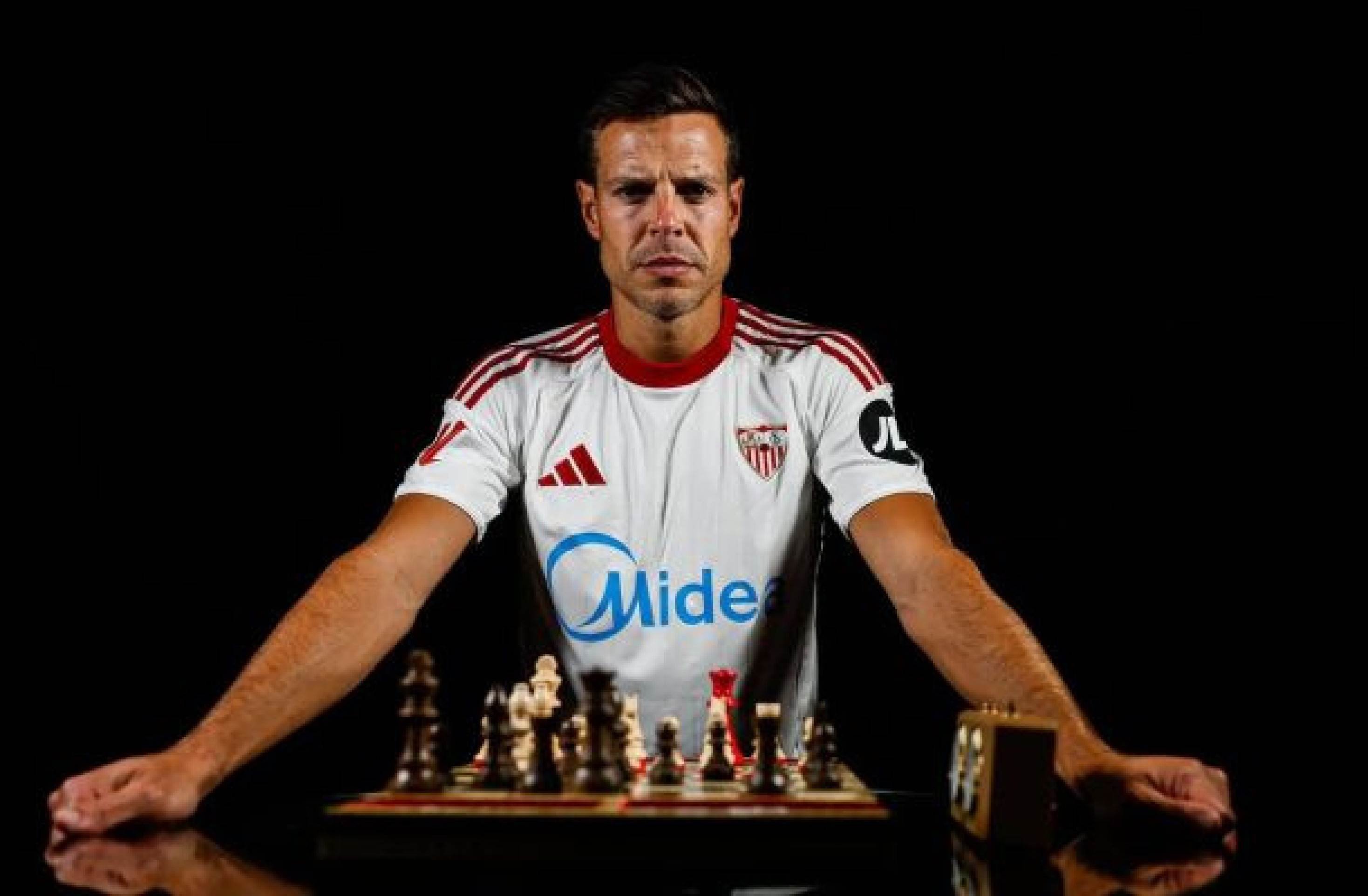 Sevilla anuncia a contratação de Azpilicueta