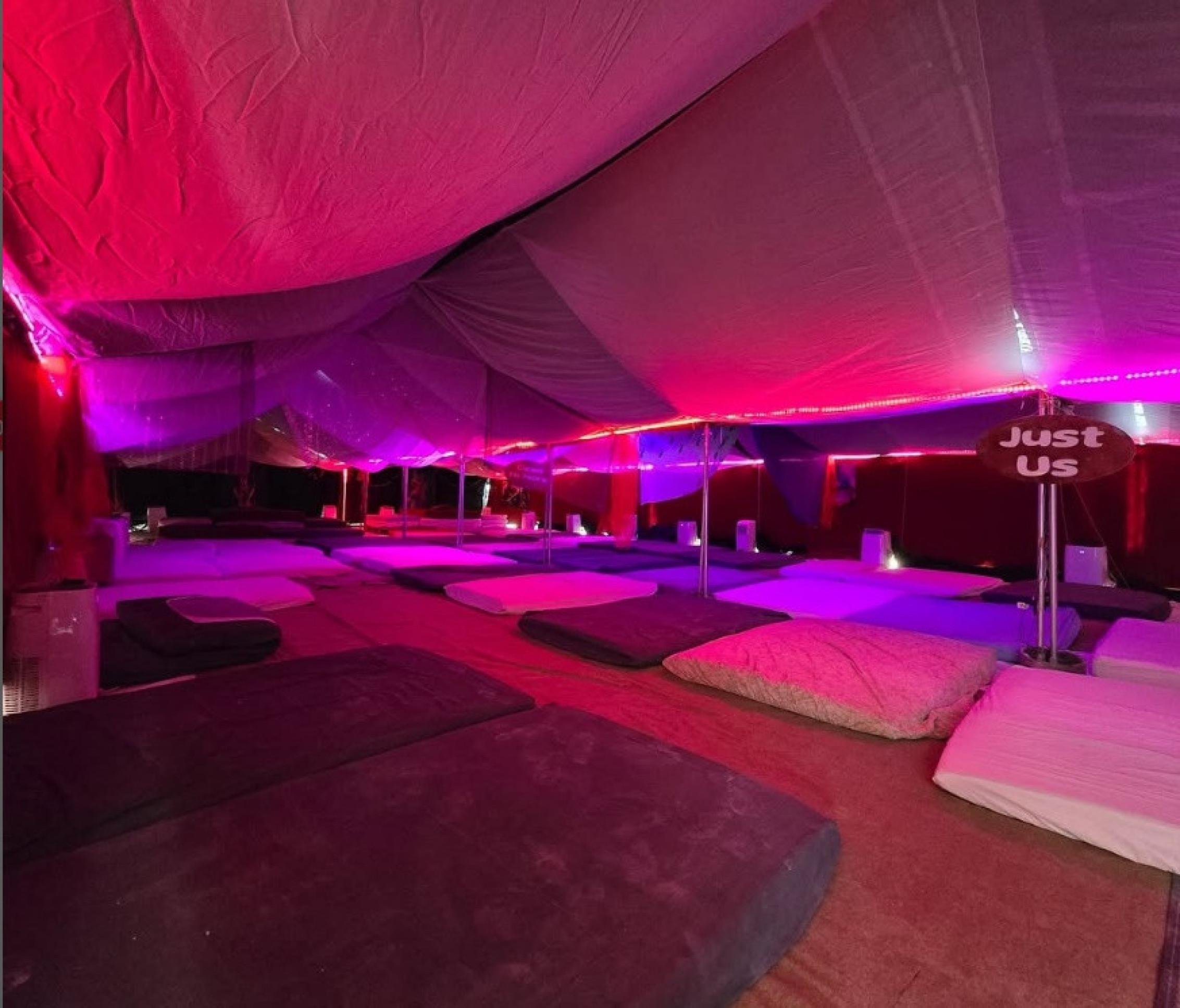 Conheça o Domo da Orgia, espaço erótico do festival Burning Man