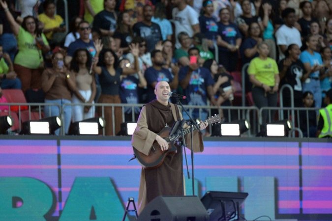 Entoando músicas católicas, frei Gilson emocionou o público que compareceu ao Desperta Brasil -  (crédito:  Ed Alves/CB/D.A Press)