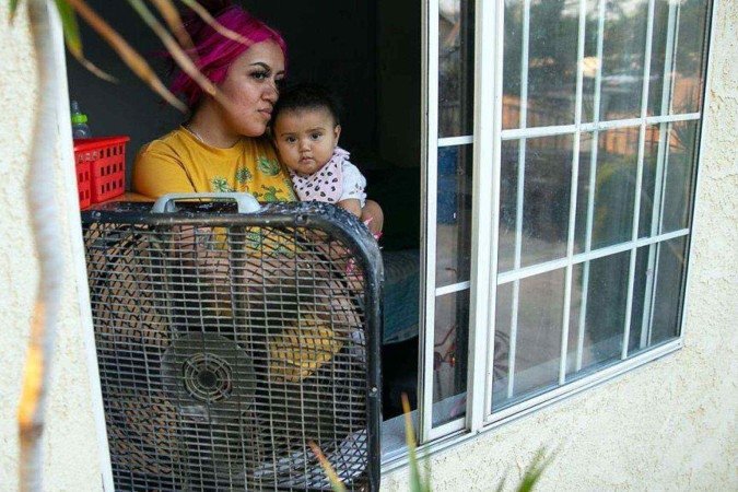 Criança repousa no quarto, onde um aparelho de ar-condicionado permanece desligado para evitar sobrecarga do sistema elétrico - (crédito: Getty Images) Criança repousa no quarto, onde um aparelho de ar-condicionado permanece desligado para evitar sobrecarga do sistema elétrico - (crédito: Getty Images)