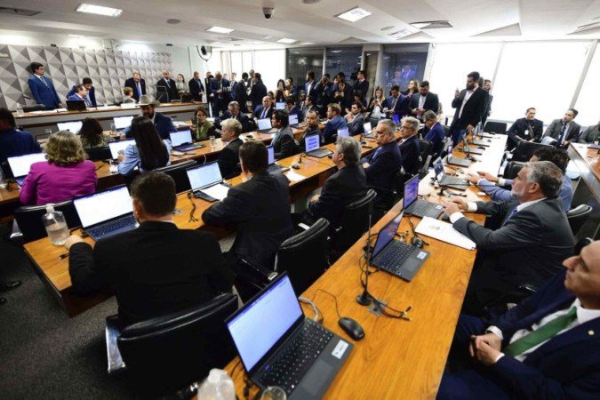 A razão é que as pressões e mesmo ameaças de todo o tipo, no meio político, são fortes e frequentes - (crédito: Platobr Politica) A razão é que as pressões e mesmo ameaças de todo o tipo, no meio político, são fortes e frequentes - (crédito: Platobr Politica)