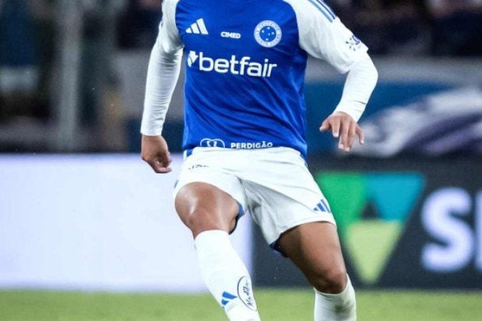 LUCAS ROMERO – Desarmou bem e fechou os espaços com eficiência, inclusive quando caiu para ajudar na lateral. Boa saída de bola.  NOTA: 6,5.Foto: Gustavo Aleixo/Cruzeiro