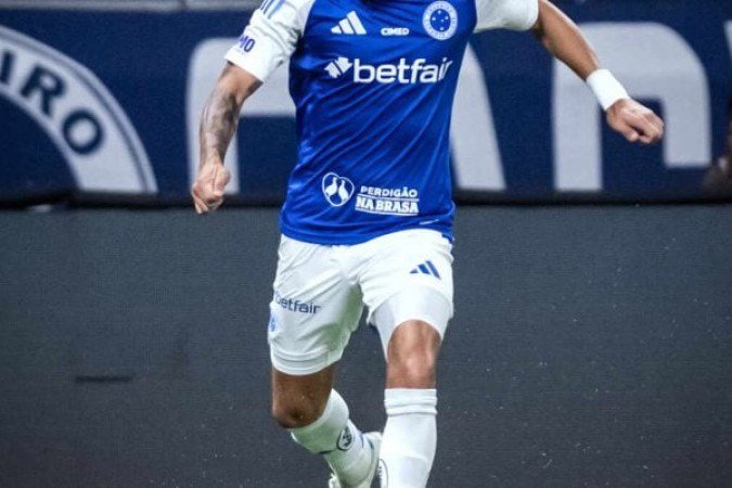 WILLIAM – No primeiro tempo, teve dificuldades para conter Patrick e pouco avançou. Mesmo assim, arriscou um chute perigoso em uma das poucas vezes que foi ao ataque. Na etapa final, seguiu mais preso, já que o São Paulo atacou muito pelo seu lado. Ainda assim deu um cruzamwntoótimo que quase foi gol cruzeirense. Cochilou no lance em que Patryck quase empatou. No geral, fez um bom jogo.  NOTA: 6,5. Foto: Gustavo Aleixo/Cruzeiro