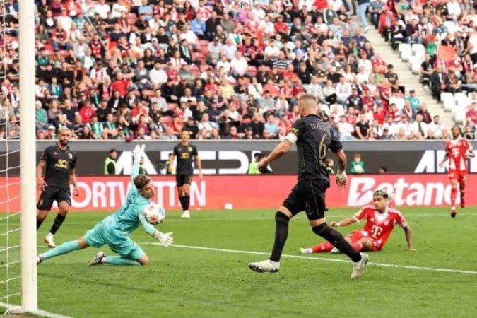 Luis Diaz marca o seu gol na vitória por 3 a 2 do Bayern sobre o Augsburg, neste sábado (30), pelo Campeonato Alemão - - (crédito: Foto: Alexander Hassenstein/Getty Images) Luis Diaz marca o seu gol na vitória por 3 a 2 do Bayern sobre o Augsburg, neste sábado (30), pelo Campeonato Alemão - - (crédito: Foto: Alexander Hassenstein/Getty Images)