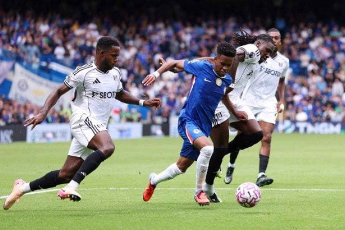 Estevão passa diante da marcação do Fulham -  (crédito: Foto: Justin Setterfield/Getty Images)