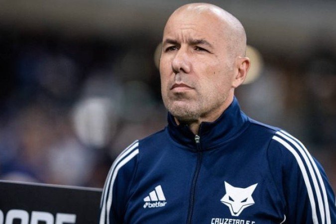 TÉCNICO: LEONARDO JARDIM – O Cruzeiro não fez um grande jogo: teve dificuldades na criação e pouca inspiração ofensiva. Mas o que importa é que o time voltou mais ajustado com a mudança de posicionamento de Matheuzinho e Lucas Silva e o time venceu, mesmo sem encantar.  NOTA: 5,5. Foto: Gustavo Aleixo/Cruzeiro