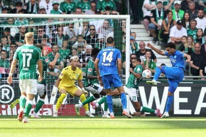 Tillman chuta para fazer um belo gol para o Leverkusen diante do Werder Bremen neste 3 a 3 - (crédito: Foto: Christof Koepsel/Getty Images) Tillman chuta para fazer um belo gol para o Leverkusen diante do Werder Bremen neste 3 a 3 - (crédito: Foto: Christof Koepsel/Getty Images)