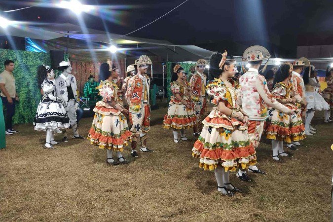 Aos participantes, o evento ofereceu comidas e brincadeiras típicas, música ao vivo e apresentação de quadrilha junina -  (crédito: Foto: Reprodução)