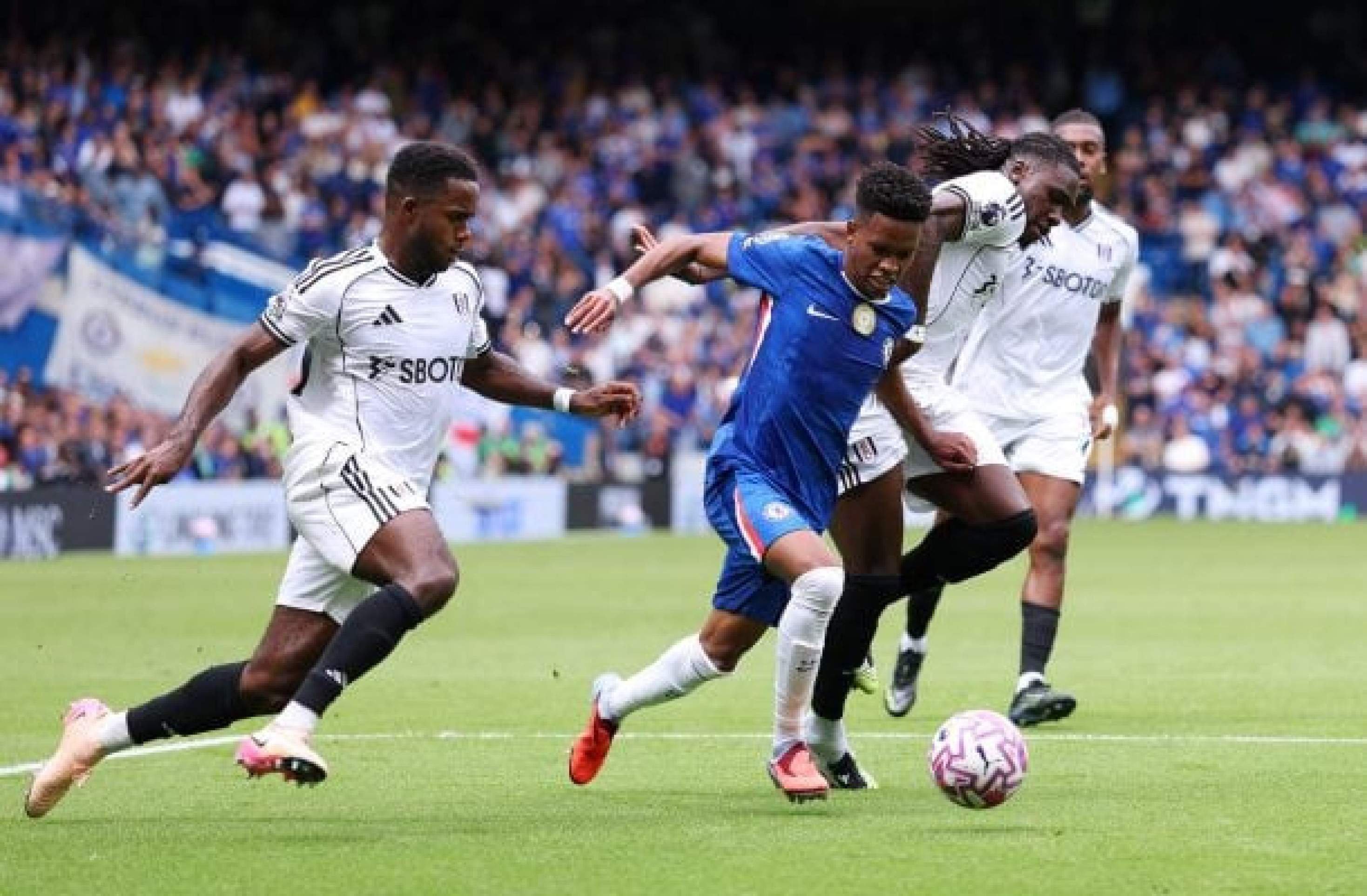 Estêvão encanta, João Pedro marca, e Chelsea vence no Inglês