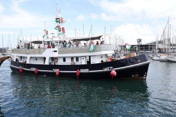 Barco levando Greta Thunberg e ativistas parte de Barcelona