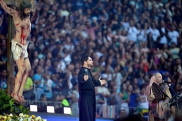 O encontro católico foi idealizado pelo Frei Gilson e teve duração de 19 horas com adoração, palestras, louvor e pegrações, além da celebração da Santa Missa