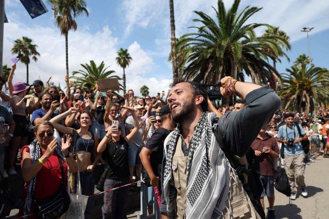 Thiago Ávila gesticula ao embarcar na flotilha rumo à Faixa de Gaza, em Barcelona - (crédito: Lluis Gene/AFP) Thiago Ávila gesticula ao embarcar na flotilha rumo à Faixa de Gaza, em Barcelona - (crédito: Lluis Gene/AFP)