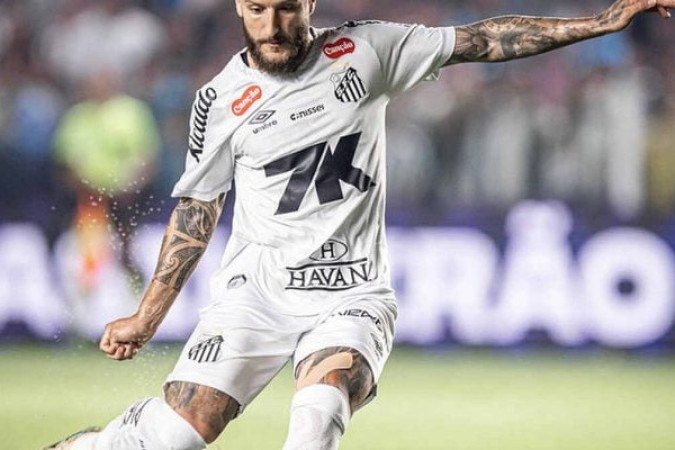 ZÉ RAFAEL - Bateu a carteira dos jogadores do Fluminense no meio de campo, mas não teve o passe final, aquele que consolida uma assistência - NOTA: 5,5 - Foto: Raul Baretta/Santos  