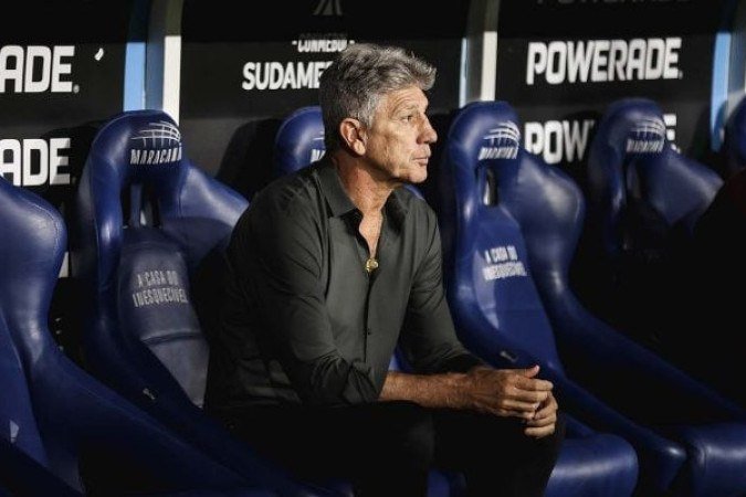 TÉCNICO: RENATO GAÚCHO - Reativo. A postura no segundo tempo preocupa. Afinal, desistiu de buscar o jogo, parou de jogar, se fechou e ficou satisfeito com um ponto. Dava para ir atrás do resultado. Ignorou as opções ofensivas que tinha no banco - NOTA: 4,0 - Foto: Lucas Merçon/Fluminense  