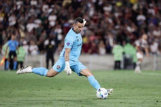 FÃBIO - Ã? um jogador que se assemelha a um vinho. Quanto mais velho, melhor. Fechou o gol quando exigido 