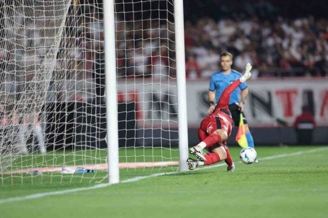 RAFAEL â?? Muito seguro quando o Cruzeiro chegou com perigo. A defesa que fez na cabeÃ§ada de Matheus Pereira foi excelente, assim como no chute de Gabigol e no milagre duploÂ em finalizaÃ§Ãµes de Eduardo e Villalba. No gol de falta que sofreu, aparentemente defenderia se a bola nÃ£o tivesse desviado na barreira, em Alan Franco. O melhor em campo. NOTA: 9,0. Foto: Rubens Chiri/SÃ£o Paulo