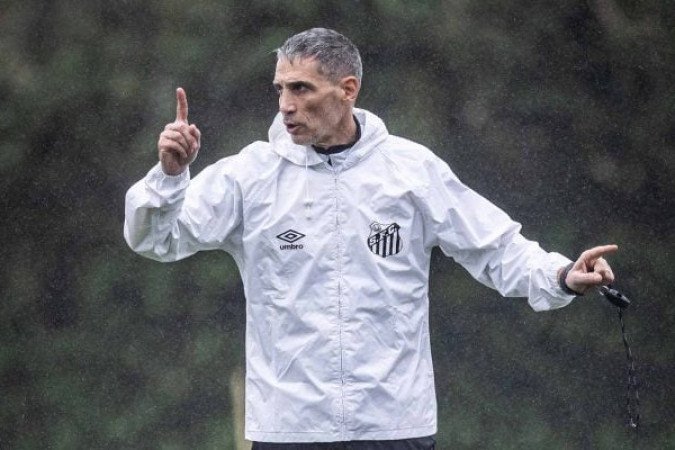 TÉCNICO: JUAN PABLO VOJVODA - Uma estreia bem razoável. Viu uma ligeira superioridade do Fluminense na primeira etapa. Na volta do intervalo, o Peixe melhorou. Mas ficou muito restrito a uma bola parada. Faltou repertório. As alterações não surtiram nenhum efeito prático. Resultado justo - NOTA: 5,5 - Foto: Raul Baretta/Santos