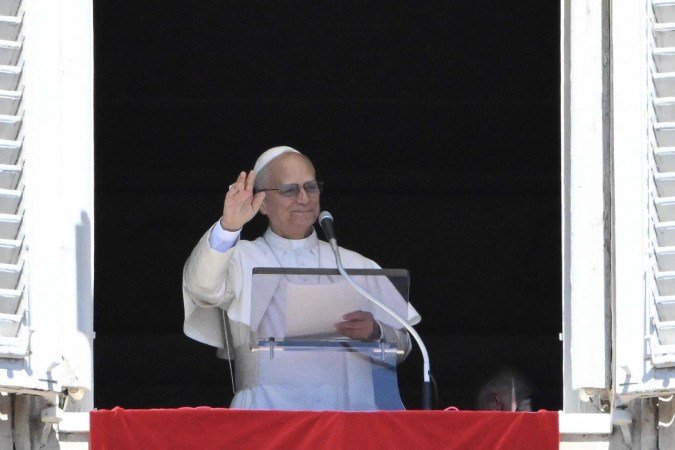 Pope Leo XIV gestures as he addresses the crowd from the window of the apostolic palace overlooking St.Peter's square during his Sunday Angelus prayer at the Vatican on August 31, 2025. (Photo by Alberto PIZZOLI / AFP)
Caption - (crédito: AFP) Pope Leo XIV gestures as he addresses the crowd from the window of the apostolic palace overlooking St.Peter's square during his Sunday Angelus prayer at the Vatican on August 31, 2025. (Photo by Alberto PIZZOLI / AFP)
Caption - (crédito: AFP)