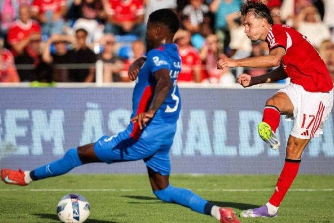 Dedic chuta e faz um gol sensacional para o Benfica - (crédito: Foto: Divulgação/Benfica) Dedic chuta e faz um gol sensacional para o Benfica - (crédito: Foto: Divulgação/Benfica)