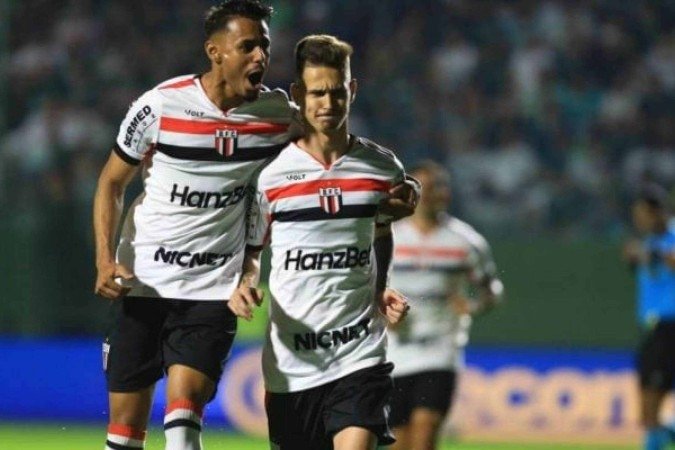 Botafogo comemora. Venceu o líder Goias for de casa e sobe na tabela da Série B - (crédito: Foto: Divulgação/Botafogo-SP) Botafogo comemora. Venceu o líder Goias for de casa e sobe na tabela da Série B - (crédito: Foto: Divulgação/Botafogo-SP)