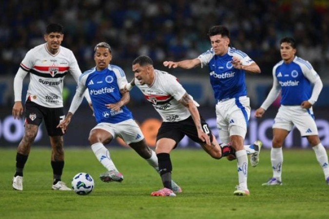 LUCIANO – Muito brigador, mas entra facilmente em confusão. Levou cartão amarelo, reclamou bastante e poderia até ter sido expulso ainda no primeiro tempo. Contribuiu pouco na criação, mas fez um gol ao roubar a bola de Cássio. perdeu intensidade no segundo tempo e saiu.  NOTA: 5,0. Foto: Rubens Chiri / São Paulo FC