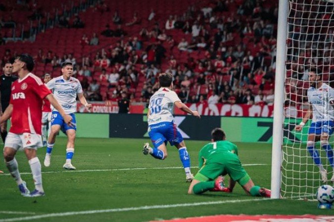 FORTALEZA - Na penúltima colocação do Brasileirão, o Fortaleza amargou mais uma derrota fora de casa e está com o sinal de alerta cada vez mais ligado. O destaque positivo na partida ficou por conta da atuação de Lucca Prior, autor do gol, e de Helton Leite, que evitou uma derrota mais elástica no Beira-Rio -Matheus Amorim/FEC