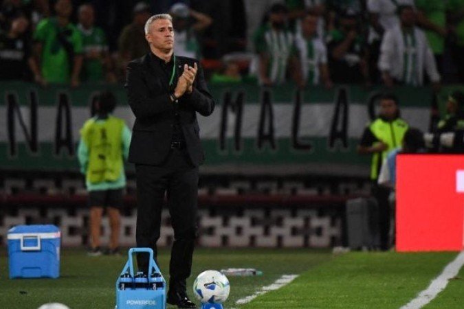 TÉCNICO: HERNÁN CRESPO – Levando em conta os muitos desfalques, sua escalação inicial foi primorosa, pois seu time quase anulou o Cruzeiro. No segundo tempo, o ajuste na marcação cruzeirense neutralizou um pouco sua ideia de jogo, mas o São Paulo manteve o equilíbrio. A equipe perdeu, e Rafael foi destaque com quatro grandes defesas. No entanto, a verdade é que o São Paulo, em vários momentos, foi superior ao rival.  NOTA: 7,0.fOTO: Rubens Chiri / São Paulo FC