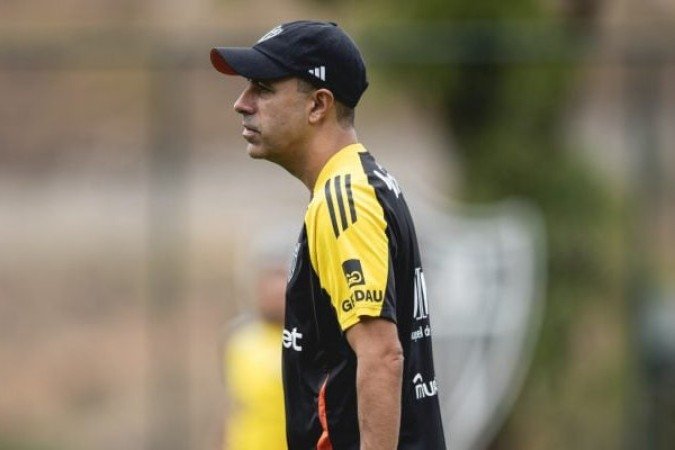 LUCAS GONÃ?ALVES - O time foi uma bagunÃ§a tÃ¡tica. Apesar da posse de bola, a equipe foi estÃ©ril, previsÃ­vel e nÃ£o soube como furar a defesa adversÃ¡ria. As substituiÃ§Ãµes nÃ£o organizaram o time, que terminou o jogo no desespero. NOTA: 4,0. Foto: Pedro Souza/AtlÃ©tico