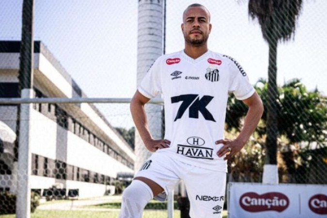 MAYKE - Realizou ultrapassagens, mas não recebeu a bola. A torcida foi à loucura quando ele ganhlu uma disputa de Soteldo. Foi, aliás, sua última ação no embate. Cumpriu a missão defensiva e cedeu ligar a Igor Vinícius, na etapa final - NOTA: 6,5 - Foto: Raul Baretta/Santos 