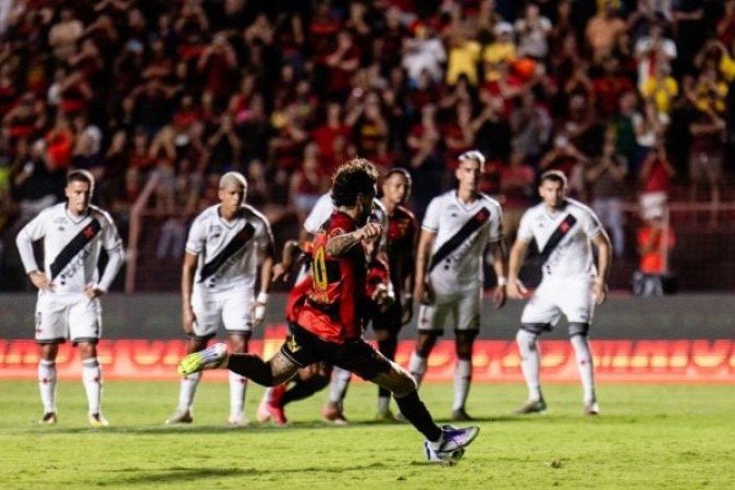 SPORT - Já está rebaixado. Com uma vitória em 20 jogos, não vai arrumar nada no Brasileirão. Contra o Vasco, foi um time sem criatividade e com pouca variação de jogadas - NOTA: 4,5 - Foto: Paulo Paiva/Sport 