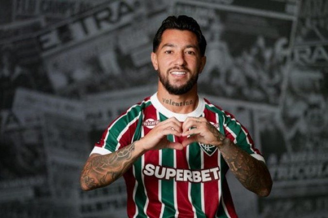 ACOSTA - Apesar de encaixotado, conseguiu fazer a bola girar. O problema é que ele não ganha as divididas. Na etapa final, cedeu a vaga a Ganso - NOTA: 6,0 - Foto: Lucas Merçon/Fluminense 