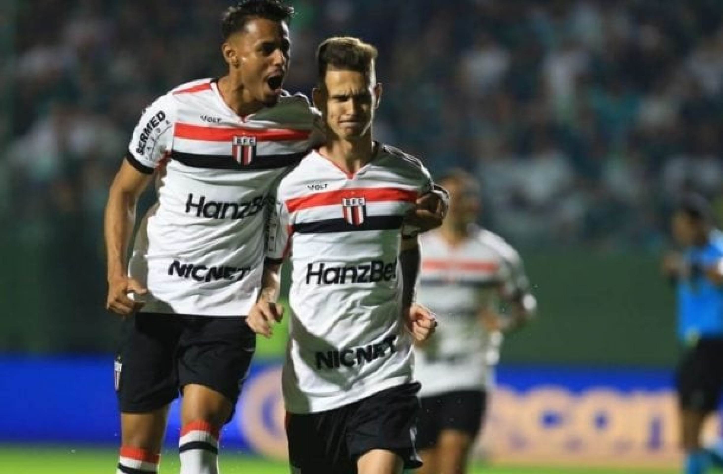 Botafogo-SP vence o líder Goiás e sobe na tabela da Série B