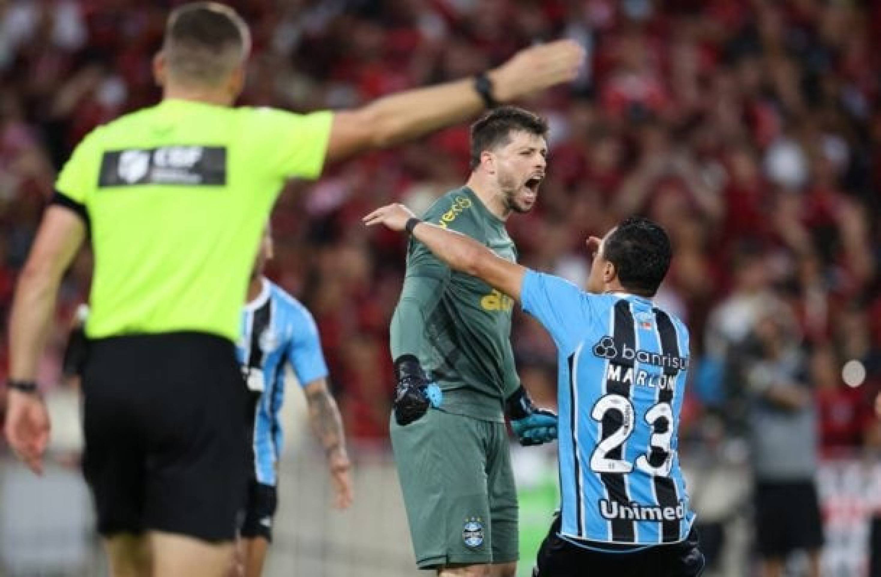 Gol, milagres e melhor em campo: Volpi celebra empate do Grêmio contra o Flamengo