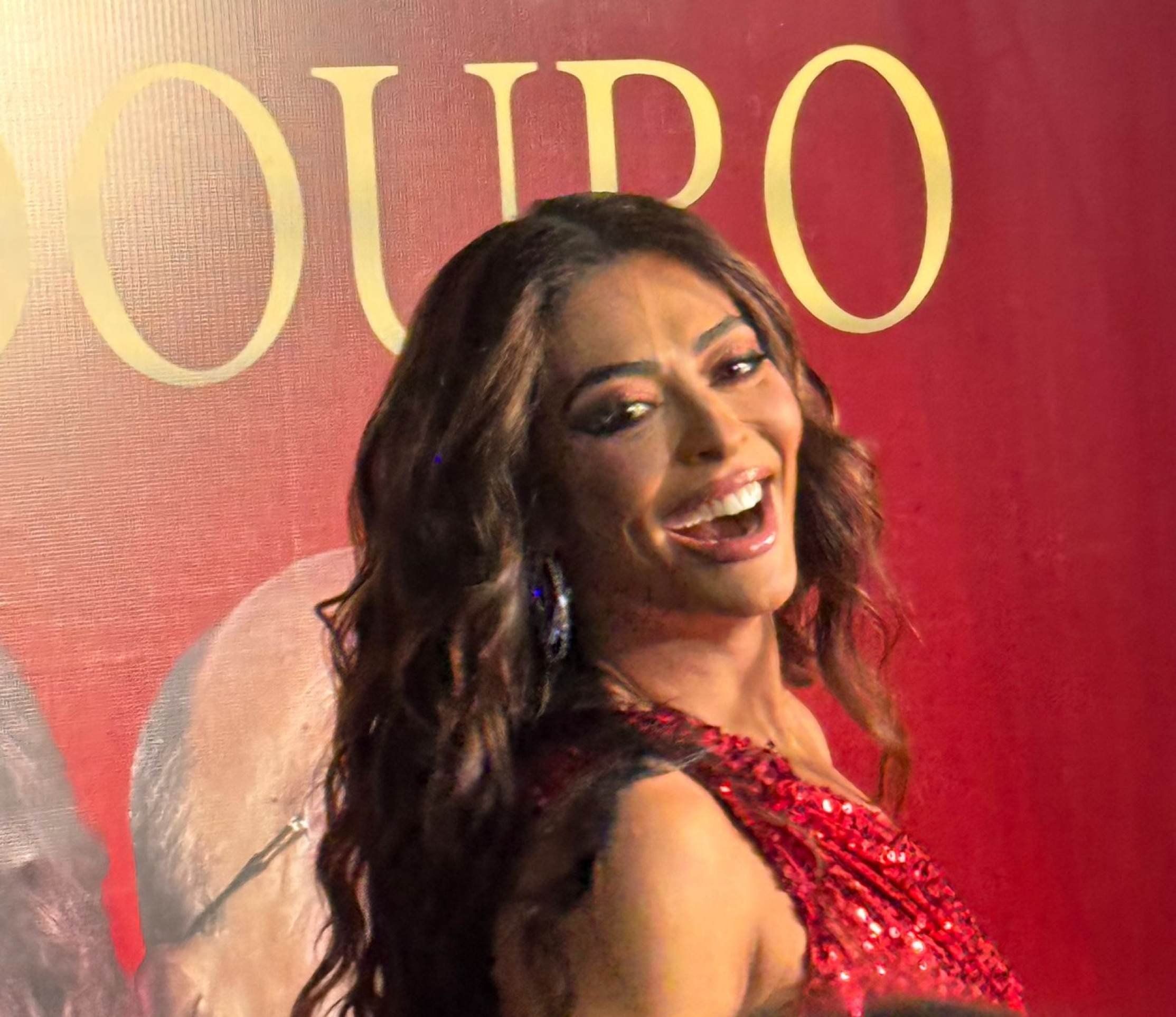 Juliana Paes recebe coroa de rainha da Viradouro