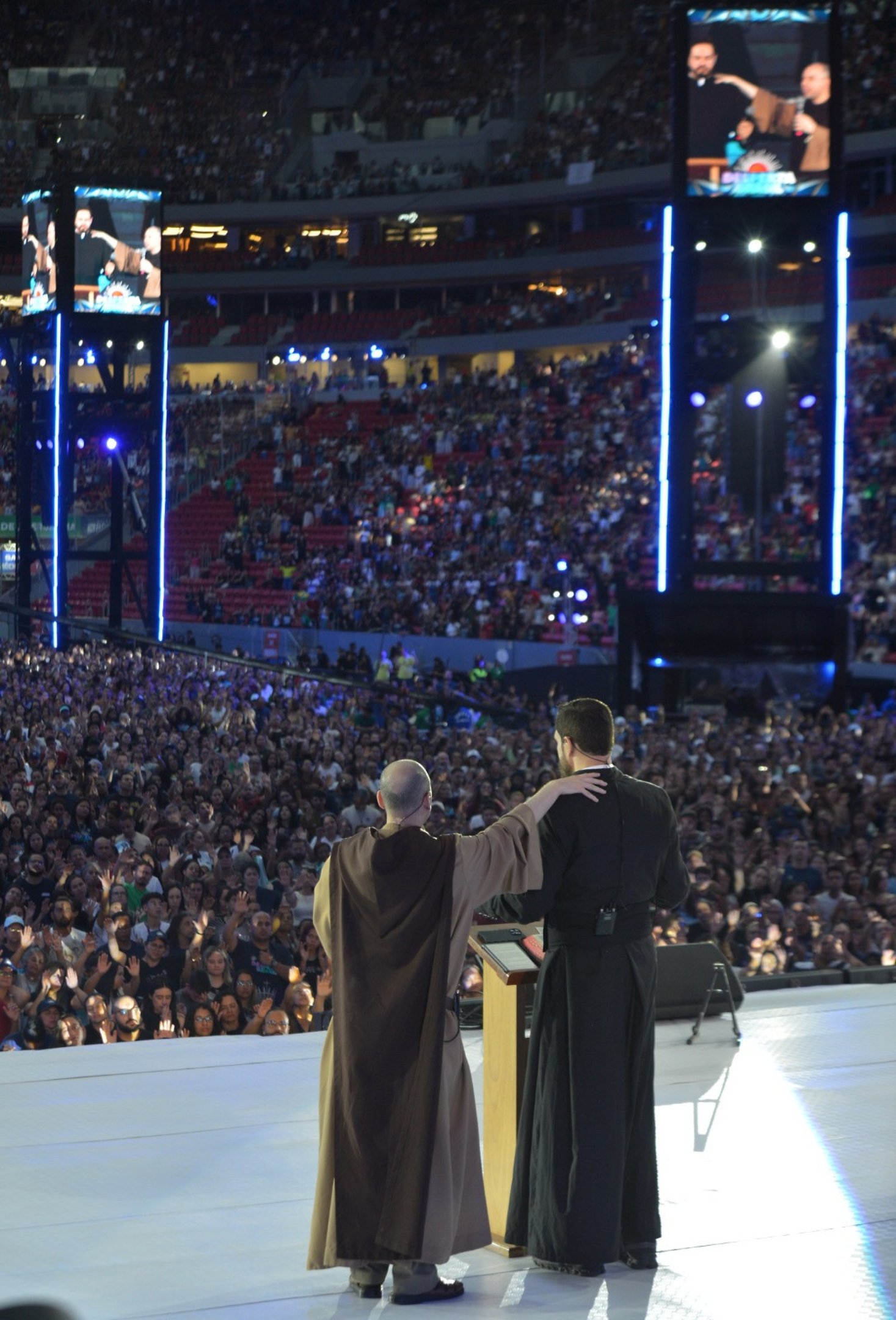 O encontro católico foi idealizado pelo Frei Gilson e teve duração de 19 horas com adoração, palestras, louvor e pegrações, além da celebração da Santa Missa