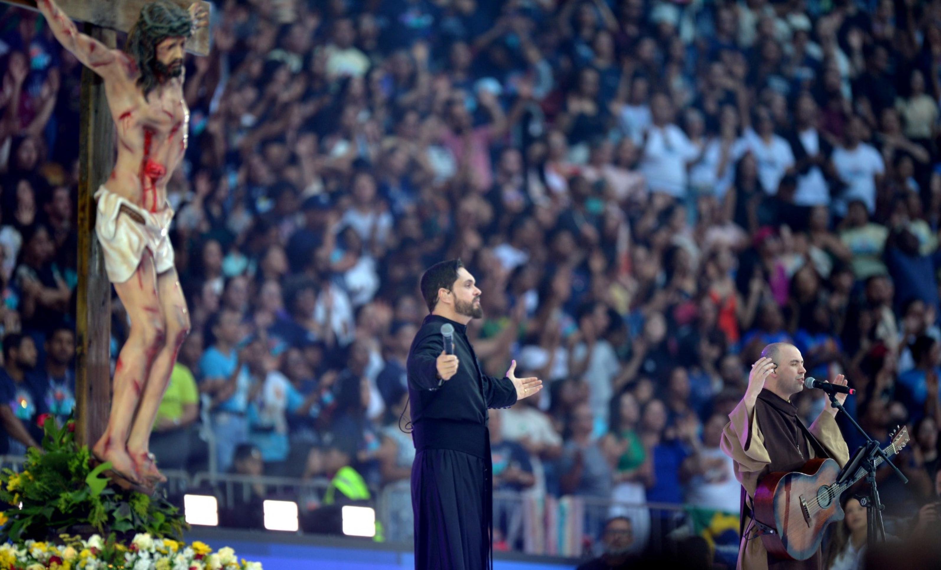 O encontro católico foi idealizado pelo Frei Gilson e teve duração de 19 horas com adoração, palestras, louvor e pegrações, além da celebração da Santa Missa