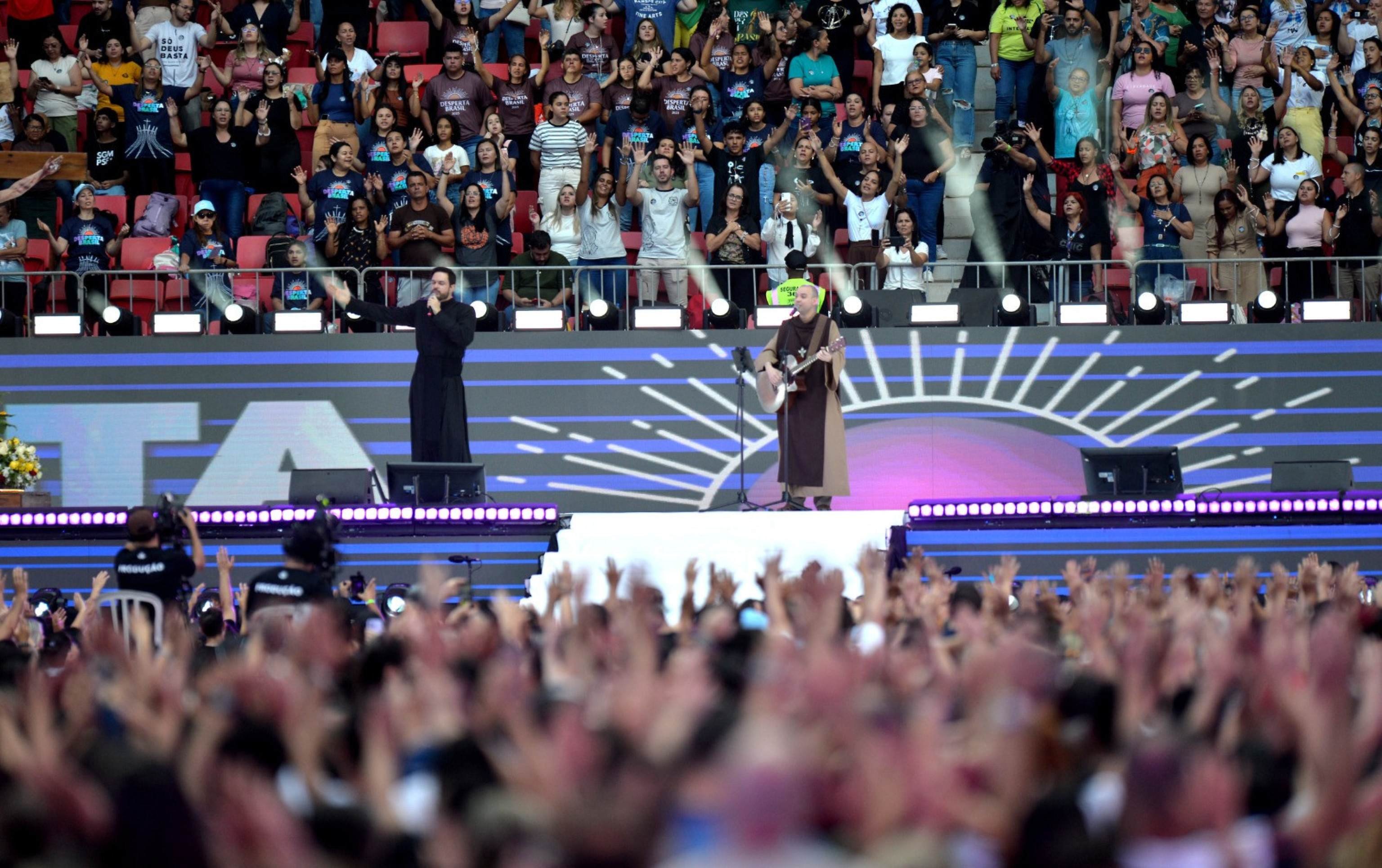 O encontro católico foi idealizado pelo Frei Gilson e teve duração de 19 horas com adoração, palestras, louvor e pegrações, além da celebração da Santa Missa