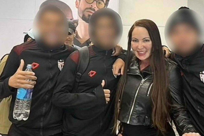 Três jogadores da base do Atlético-GO tiraram foto com a atriz pornô Elisa Sanches - (crédito: Reprodução) Três jogadores da base do Atlético-GO tiraram foto com a atriz pornô Elisa Sanches - (crédito: Reprodução)