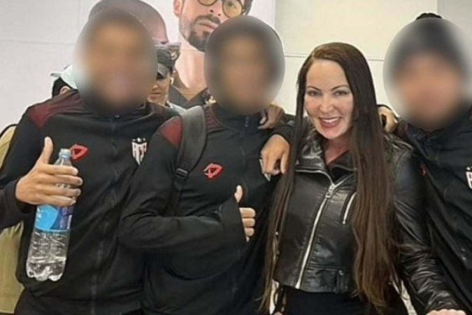 Três jogadores da base do Atlético-GO tiraram foto com a atriz pornô Elisa Sanches - (crédito: Foto: Reprodução) Três jogadores da base do Atlético-GO tiraram foto com a atriz pornô Elisa Sanches - (crédito: Foto: Reprodução)