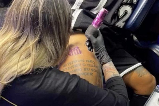 Neymar decidiu tatuar o escudo do Santos na Coxa direita -  (crédito: Foto: Reprodução / Instagram)