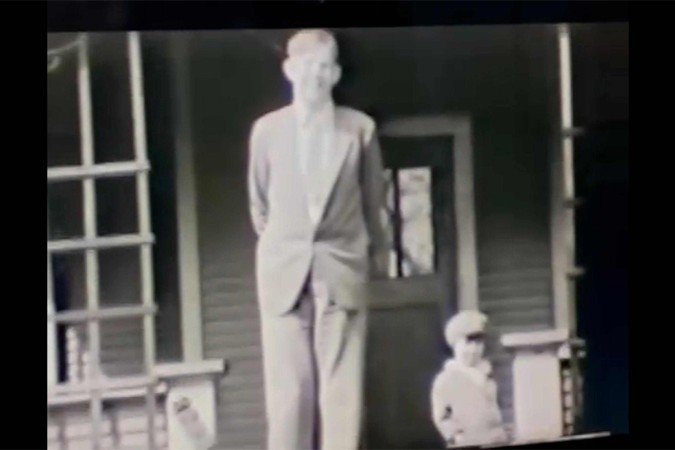 A gravação foi feita por Maurice Williamson, médico local, vizinho de Wadlow - (crédito: Reprodução/Guiness Wold Records) A gravação foi feita por Maurice Williamson, médico local, vizinho de Wadlow - (crédito: Reprodução/Guiness Wold Records)