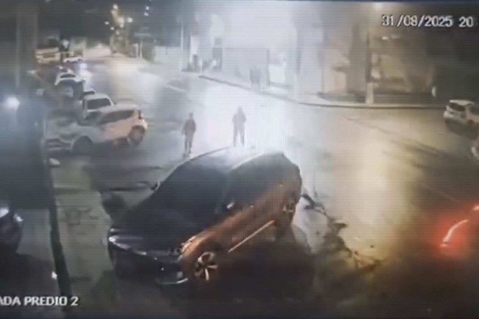 Elber estava caminhando da igreja até seu carro, com o filho de 10 anos, quando foi surpreendido por um homem armado, que saiu de outro veículo e efetuou diversos disparos contra o policial - (crédito: Câmera de segurança da Rua Presidente Castelo Branco ) Elber estava caminhando da igreja até seu carro, com o filho de 10 anos, quando foi surpreendido por um homem armado, que saiu de outro veículo e efetuou diversos disparos contra o policial - (crédito: Câmera de segurança da Rua Presidente Castelo Branco )