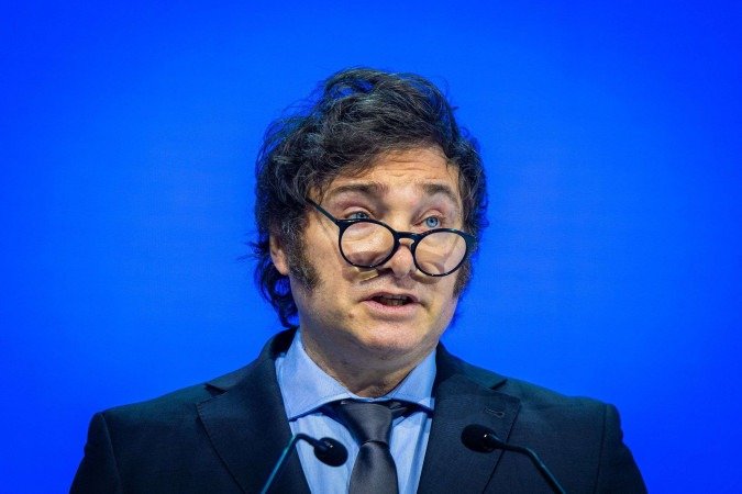 Javier Milei (foto) tenta contornar uma crise política em meio a denúncias de corrupção envolvendo a irmã, Karina Milei e ainda segurar a alta do dólar -  (crédito: World Economic Forum/Ciaran McCrickard)