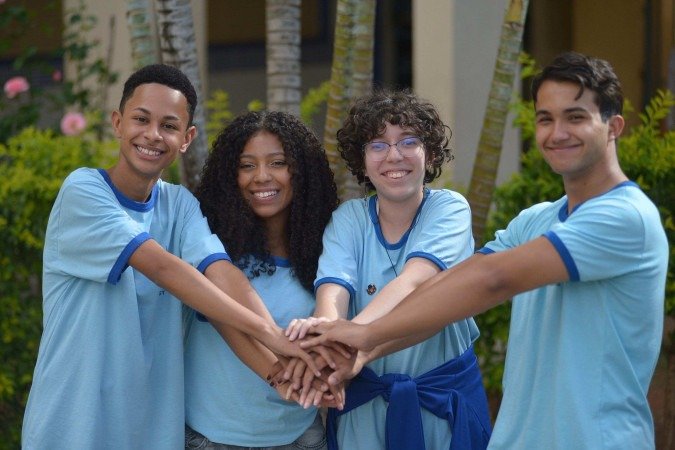 Sete alunos do Centro Educacional Stella dos Cherubins Guimarães Trois vão estudar no exterior. Jordan Cardoso, Giovana Rodrigues, Maria Fernanda e Sebastião Leite (da direita para a esquerda) são alguns dos felizardos  -  (crédito: Minervino Júnior/CB/D.A.Press)