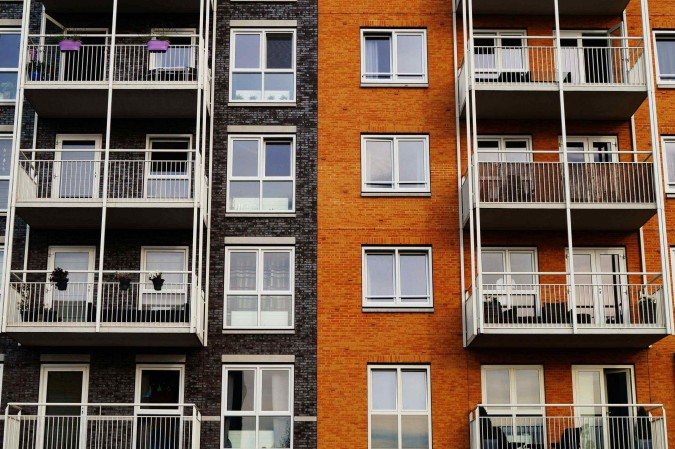 Moradores têm direitos garantidos dentro de seus apartamentos, mas atos que prejudicam vizinhos — como barulho excessivo, nudez visível ou relações sexuais — podem gerar sanções e multas - (crédito: Pexels) Moradores têm direitos garantidos dentro de seus apartamentos, mas atos que prejudicam vizinhos — como barulho excessivo, nudez visível ou relações sexuais — podem gerar sanções e multas - (crédito: Pexels)