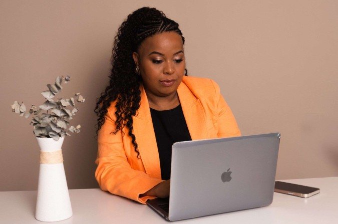  Eixo Capital. Silvia Souza, advogada em direitos humanos, mestra em Direito pela UnB, conselheira federal pela OAB-SP e presidenta da Comissão Nacional de Direitos Humanos do CFOAB -  (crédito:  Divulgação)