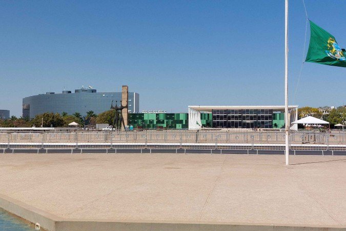 As grades móveis impedem o acesso de pedestres à calçada do Palácio do Planalto, em frente à Praça dos Três Poderes. -  (crédito: Victor Correia/CB/D.A. Press)