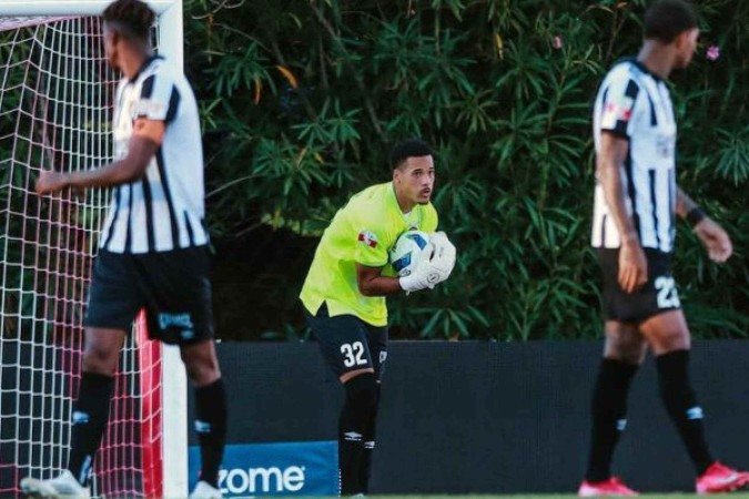Zagueiro Jarleysom vira goleiro em jogo ao qual sua equipe ficou com nove homens em campo -  (crédito: Foto: Reprodução Instagram)