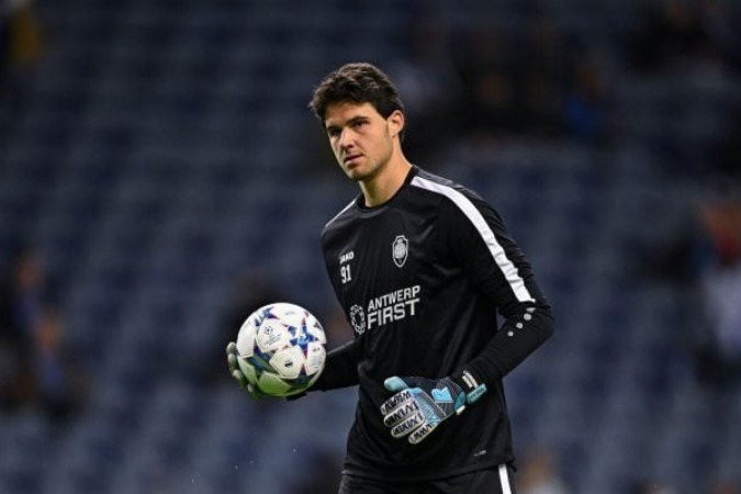 Senne Lammens em ação com a camisa do Royal Antwerp - (crédito: Foto: Octavio Passos/Getty Images) Senne Lammens em ação com a camisa do Royal Antwerp - (crédito: Foto: Octavio Passos/Getty Images)