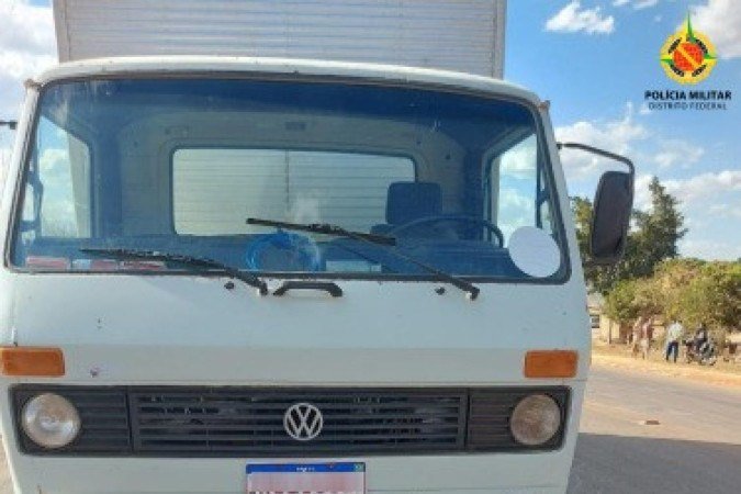 Com o impacto do acidente, a moto ficou presa sob o caminhão. O motociclista não resistiu - (crédito: PMDF/Divulgação) Com o impacto do acidente, a moto ficou presa sob o caminhão. O motociclista não resistiu - (crédito: PMDF/Divulgação)